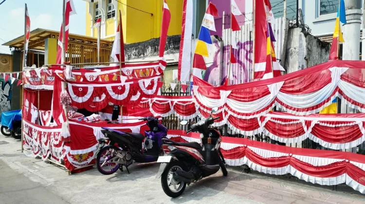 Menjemput Rezeki di Musim Kemerdekaan, Mahasiswa Teruskan Usaha Bendera Keluarga
