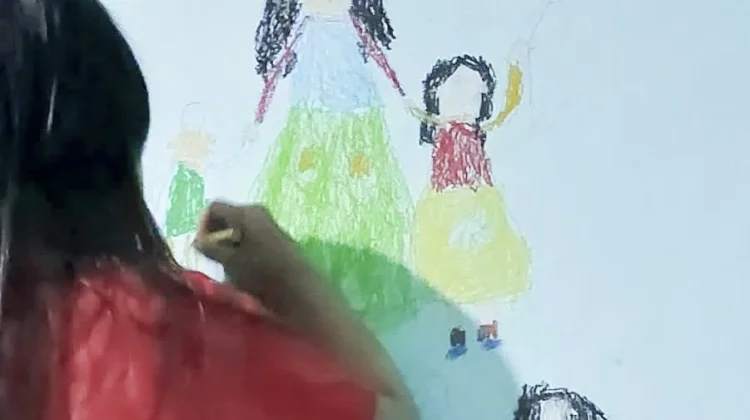 Mengarahkan Imajinasi, Bijak Mengatasi Anak Corat-Coret di Rumah