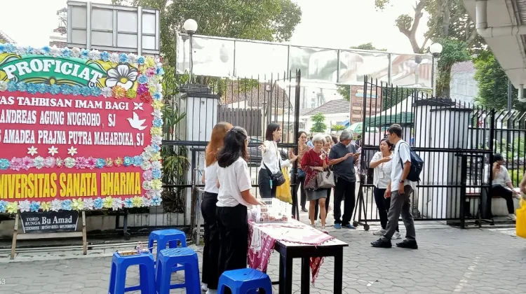 Suasana Khidmat Misa Tahbisan Imam di Gereja Kotabaru Yogyakarta
