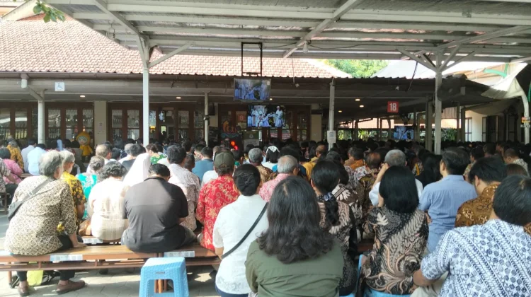 Umat Sambut Khidmat dan Haru Tahbisan Lima Imam SJ di Kotabaru