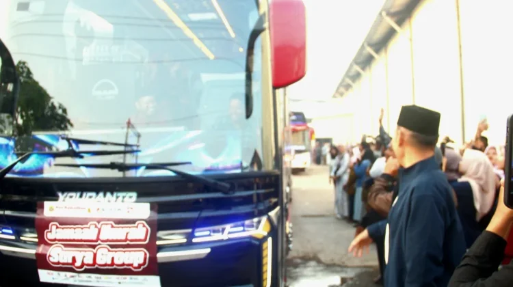 Momentum Haru Kala 156 Karyawan Pabrik Diberangkatkan Umrah ke Tanah Suci
