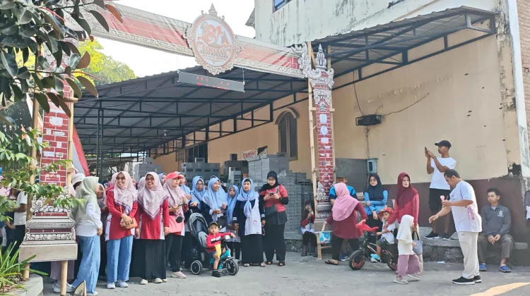 Sambut HUT ke-81 RI, Mahasiswa KKN STMM dan Warga Sabrang Gelar Fun Walk