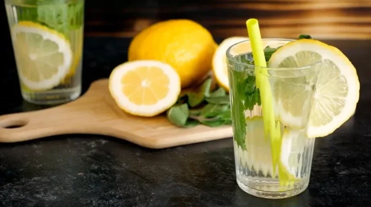 Suhu Air yang Tepat untuk Menyeduh Air Lemon Menurut Ahli Gizi