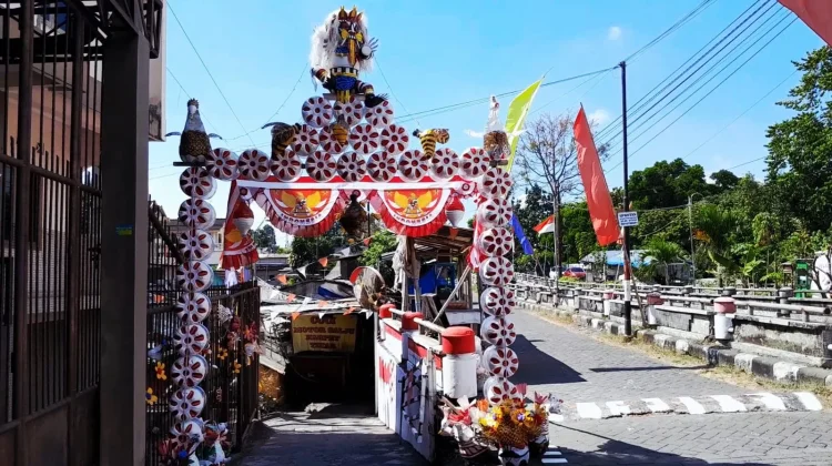 Botol Bekas Menghiasi Kampung, Ini Kreativitas Warga Ledoksari Sambut HUT RI