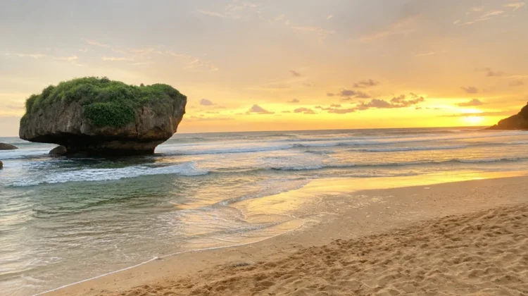 Pesona Pasir Putih dan Senja Pantai Mesra di Gunungkidul