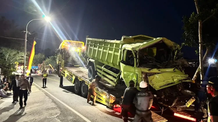 Diduga Rem Blong di Jalur Turunan, Dua Truk Terguling usai Bertabrakan