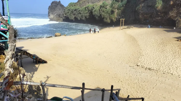 Pesona Alami Pantai Ngrawah Gunungkidul dan Akses Penjelajahnya