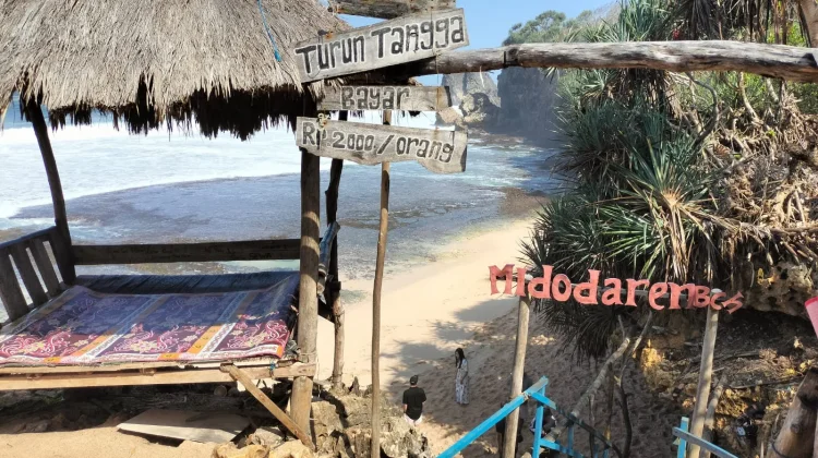 Pesona Pantai Midodaren Gunungkidul, Spot Favorit Foto Gen Z