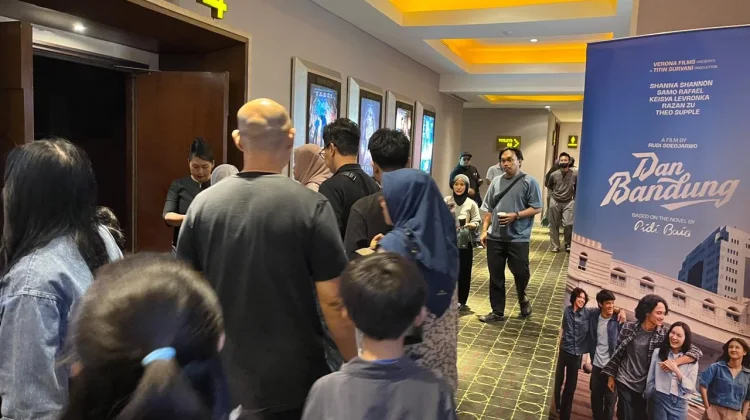 Pemain Film Dan Bandung Sapa Penggemar di Yogyakarta