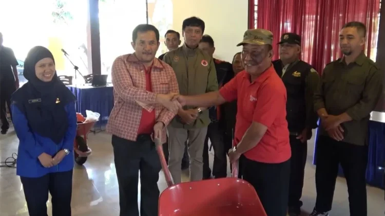 Salurkan Peralatan Mitigasi, Eko Suwanto: Pemda Harus Responsif Atasi Kekeringan