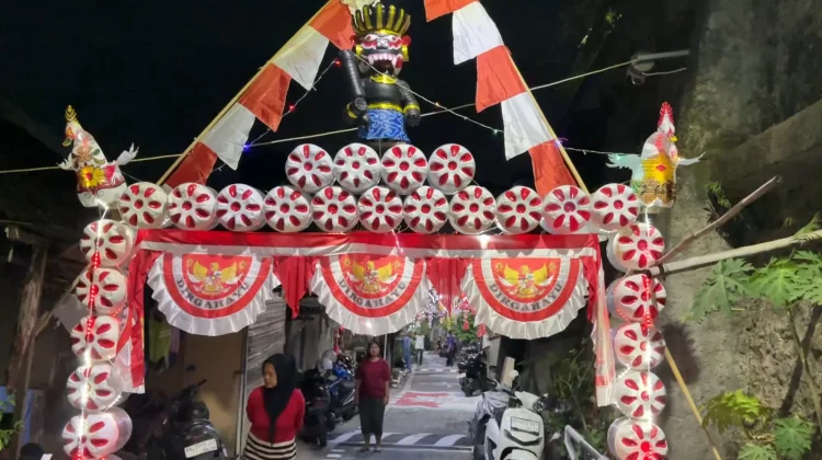 Kreatif, Warga Sleman Sulap Limbah Galon Jadi Dekorasi HUT RI