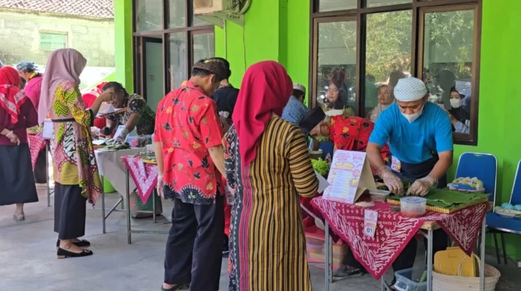 Sambut HUT RI, Bapak-Bapak di Pogung Lor Lomba Hias Tumpeng