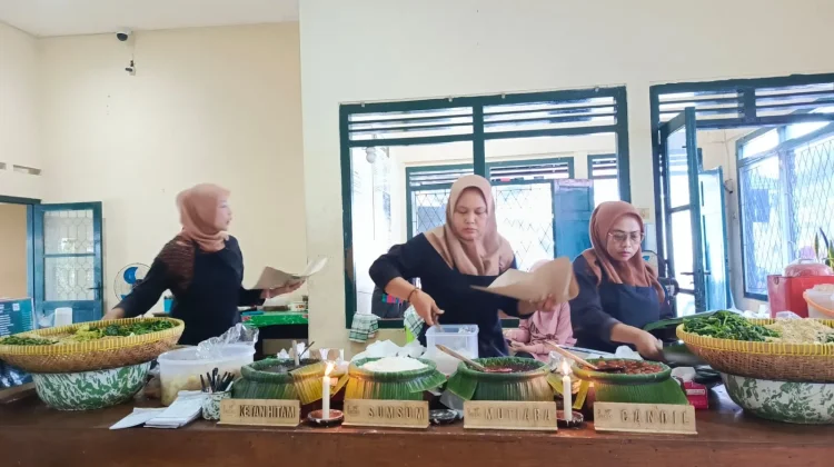 Warung Pecel Pincuk Pedes: Kuliner Klasik Menggoda di Samirono Sleman