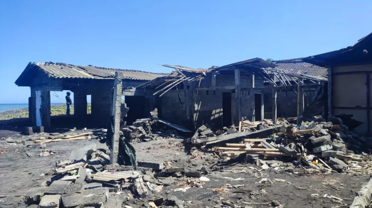 Gelombang Tinggi Hantam Pantai Pandansimo, Tiga Rumah Porak-Poranda