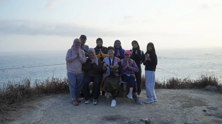 Loman Park Hotel Gelar Trekking dan Sound Healing di Bukit Pengilon (66 karakter)