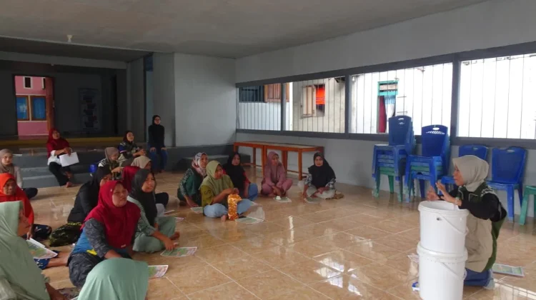 KKN UGM Edukasi Pengelolaan Sampah dan Kesehatan di Maluku Tengah