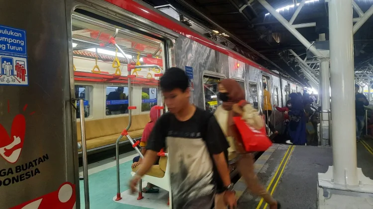 Spesial Dirgahayu Kemerdekaan ke-81 RI, Naik Commuter Line Cuma Bayar Rp8