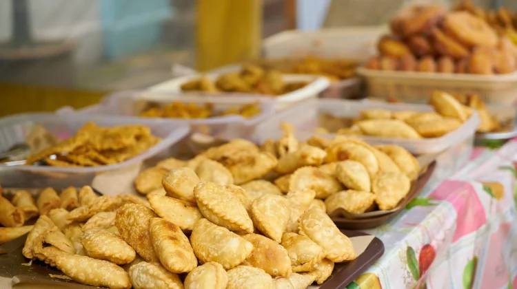 Benarkah Makan Gorengan Sebabkan Radang Tenggorokan? Ini Faktanya