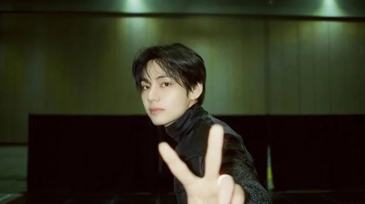 V BTS Alami Masalah Pendengaran di tengah Tur Dunia Arirang