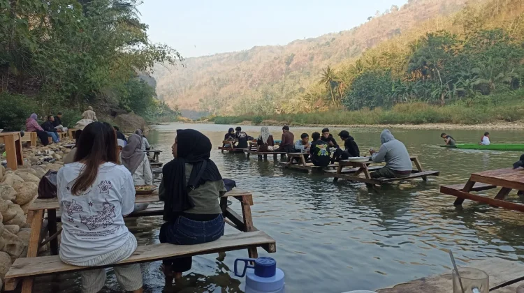 Soto Keceh Imogiri, Sensasi Sarapan Soto Sambil Mainan Air Sungai