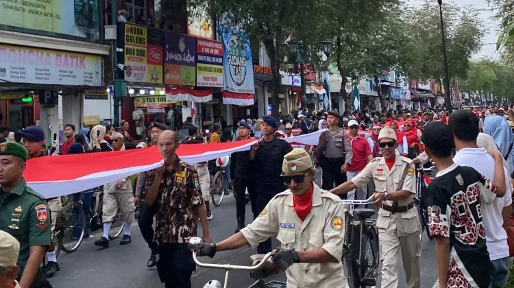 Kirab Bendera Merah Putih 481 Meter Bentang Persatuan di Yogyakarta