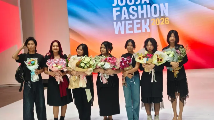 Debut di JFW 2026, Model Fiona Unjuk Gigi Jadi Desainer Busana Daur Ulang