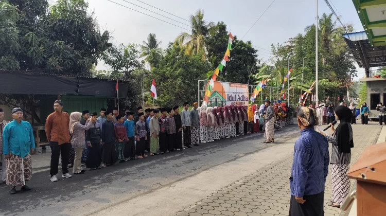 Berbusana Jawa, Warga Giripeni Upacara HUT ke-81 RI di Halaman Masjid