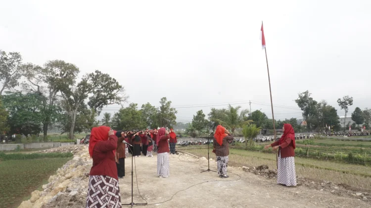 Dobrak Stigma, Kaum Perempuan di Giripeni Gelar Upacara HUT RI di Sawah