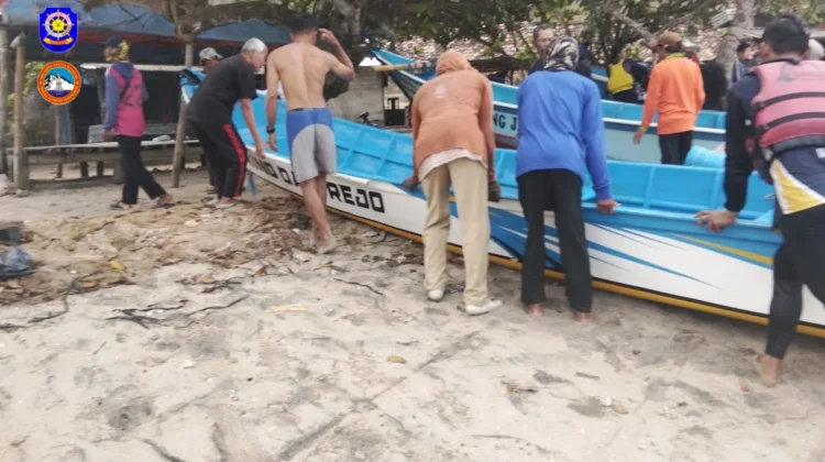 Perahu Terbalik di Pantai Siung, Empat Nelayan Selamat