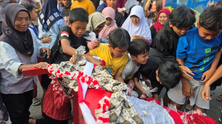 Tradisi Gotong Royong Merti Golong Gilig Warga Dipowinatan di Kala Agustusan