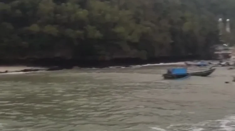 Perahu Jukung Diterjang Ombak, Nelayan Selamat