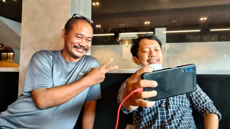 Main HP Sambil Mengisi Daya, Apa Risikonya?