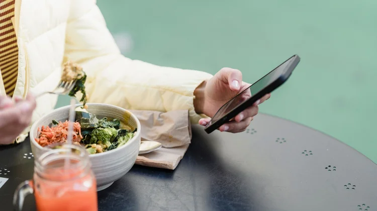 Makan sambil Nonton HP atau Aktivitas Lain, Apakah Bahaya?