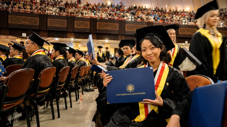 Angie Jadi Sarjana Pertama, Bawa Harapan Keluarga