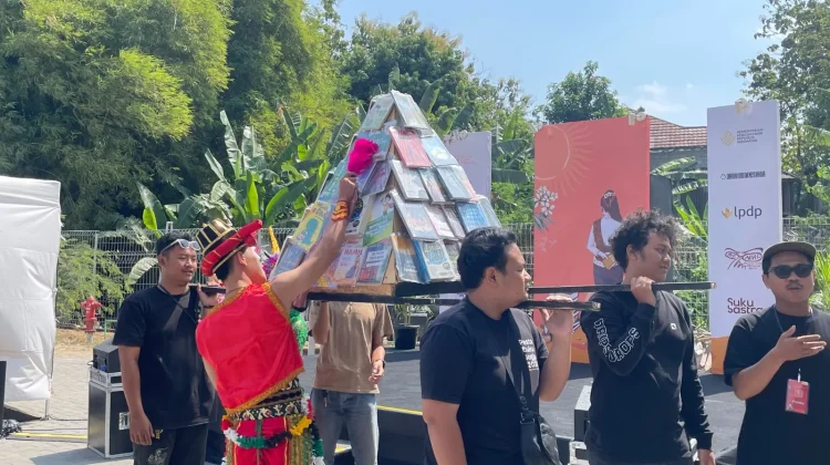 Gunungan Buku dan Pasar Buku Sastra Tandai Pembukaan Festival Sastra Yogyakarta