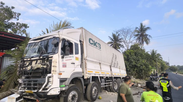 Truk Tronton Tabrak Warung dan Pertashop di Jalan Daendels Kulon Progo