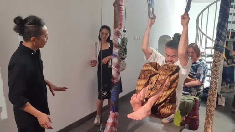 Gym Sarung di Pameran Tunggal Abdi Karya
