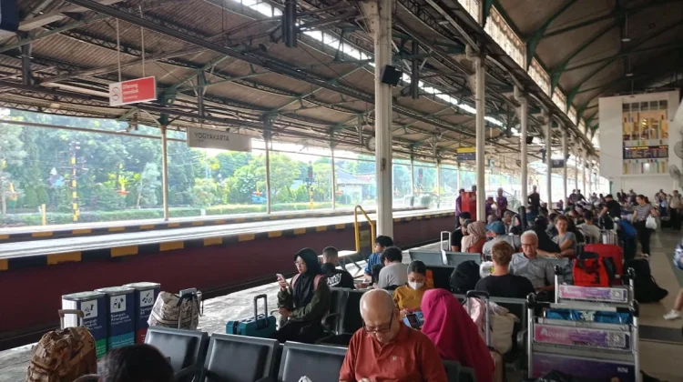 Libur Panjang Maulid Nabi, Puluhan Ribu Penumpang Padati Stasiun Daop 6