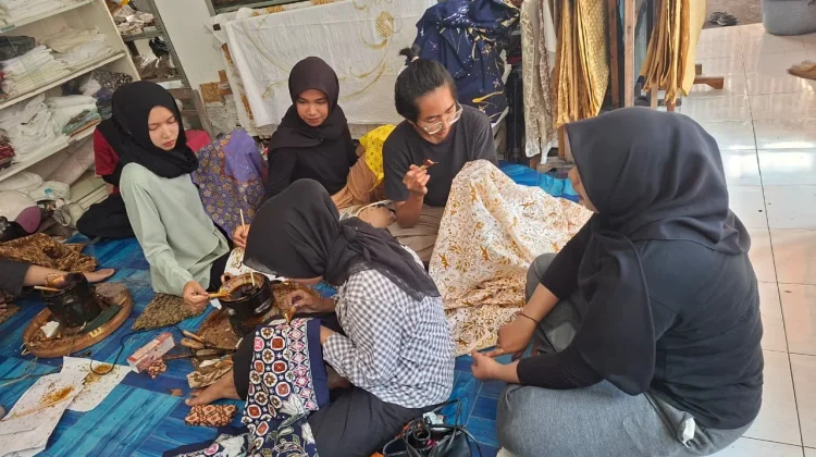 Belajar Batik Selama 250 Jam, Pebatik Muda di Sleman Tampil di Jogja Fashion Week