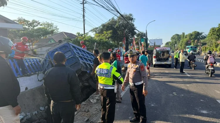 Diduga Kurang Konsentrasi, Truk Dump Terperosok ke Parit di Jalan Magelang
