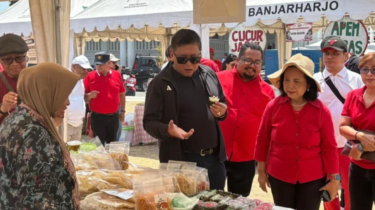 Kunjungi Festival Mustika Rasa, Hasto Kristiyanto Cicipi Ice Cream dari Kimpul