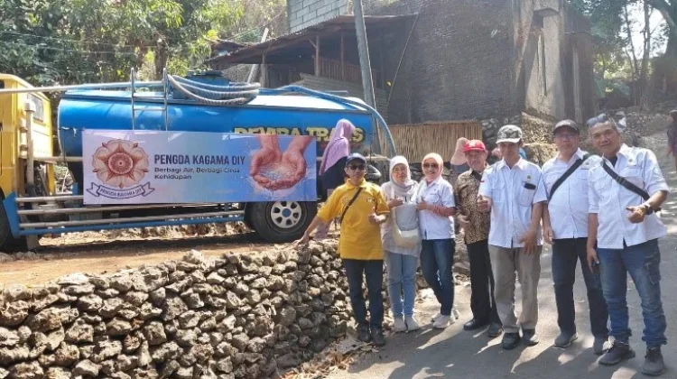 Aksi Migunani: KAGAMA DIY Bagi Air Bersih di Gunungkidul dan Bantul