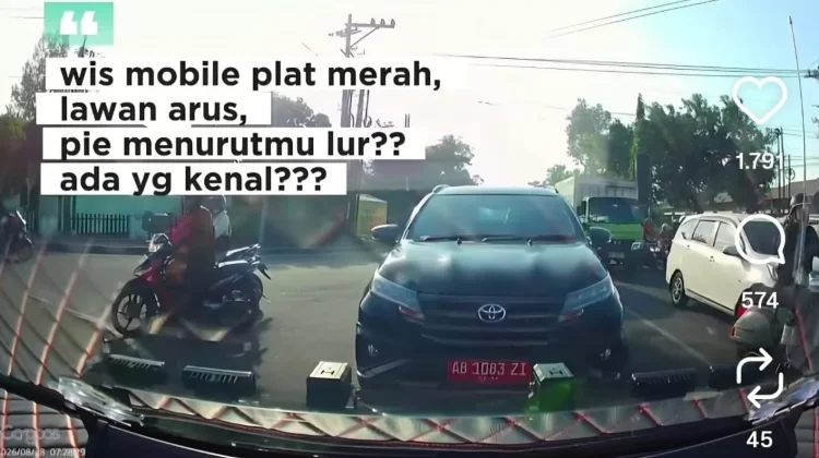 Mobil Pelat Merah Halangi Laju Ambulans Bukan Milik Pemkab Sleman