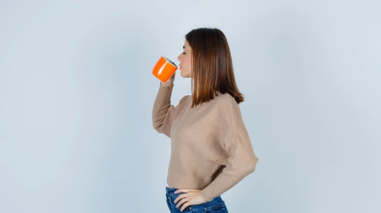 Mitos! Minum Sambil Berdiri Tidak Bikin Ginjal Rusak