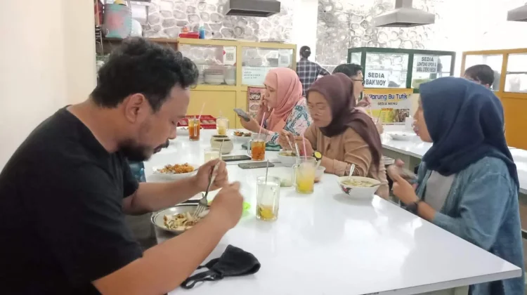 Benarkah Air Rebusan Mi Instan Mengandung Lilin Pemicu Kanker?