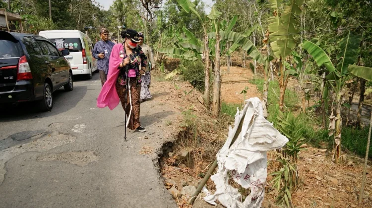 Bupati Gunungkidul Bertekad Percepat Perbaikan Jalan Sepanjang 25 Kilometer