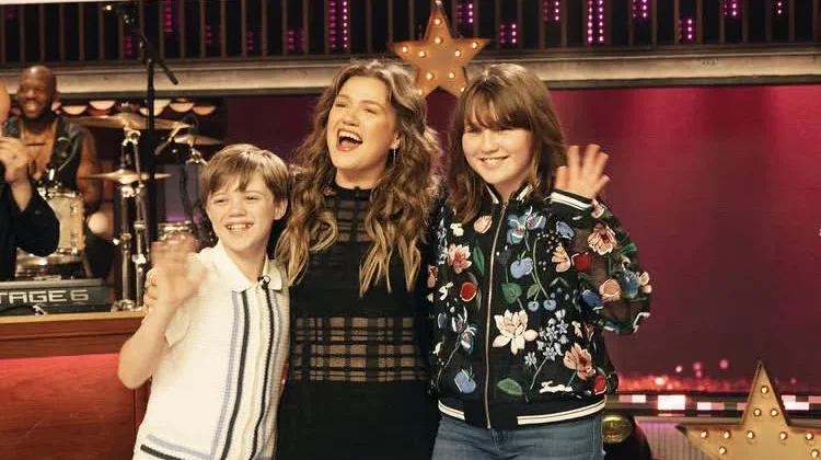 Kelly Clarkson Bawakan "Golden" di Episode Terakhir Talkshow setelah 7 Tahun Tayang