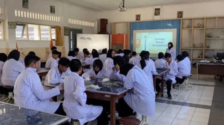 Siswa SMAN 2 Yogyakarta Selidiki Reaksi Termokimia