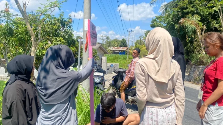KKN UNY Bantu Pemasangan Plang Penunjuk Arah Dusun Tunjang Timur di NTB