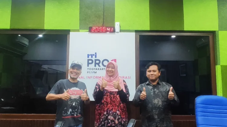 Kisah Wita, Dosen Perempuan yang Punya 100 Lebih Koleksi Radio Antik Warna-warni